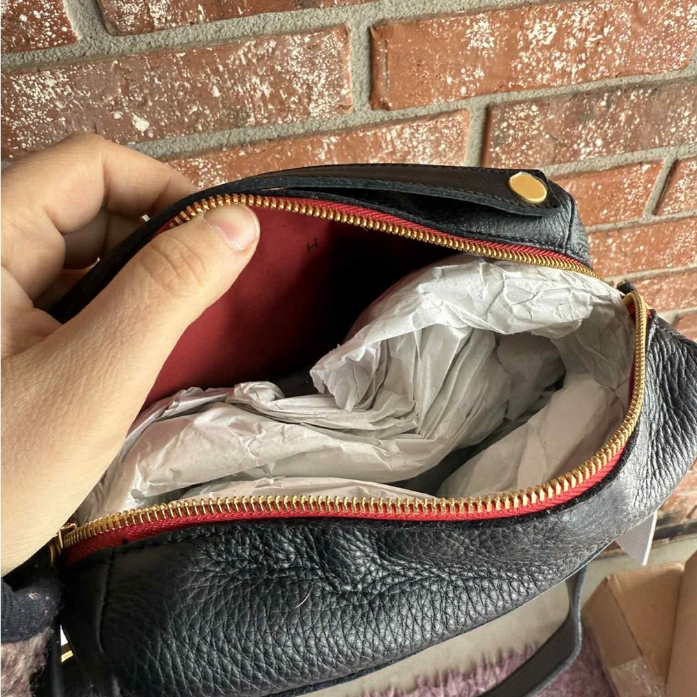 Hammitt Evan Crossbody small Black/Brushed Gold Red Zip - Picture 4 of 4